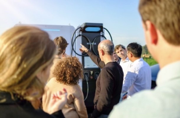 XCharge Group une fuerzas con EDP para desplegar una red de cargadores de vehículos eléctricos Net Zero Series por Europa